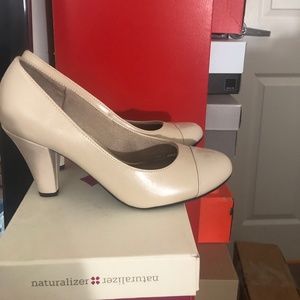 NWT Natualizer heels leather beige